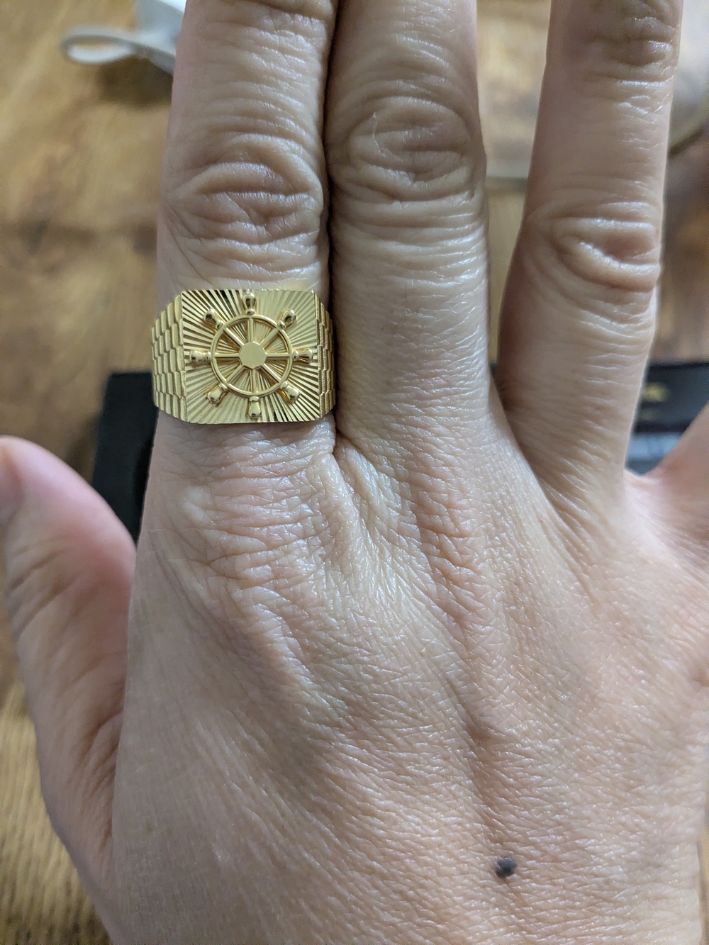 18k Sd Gold-Tone Nautical Wheel Signet Ring.  2.9 Grms size 10